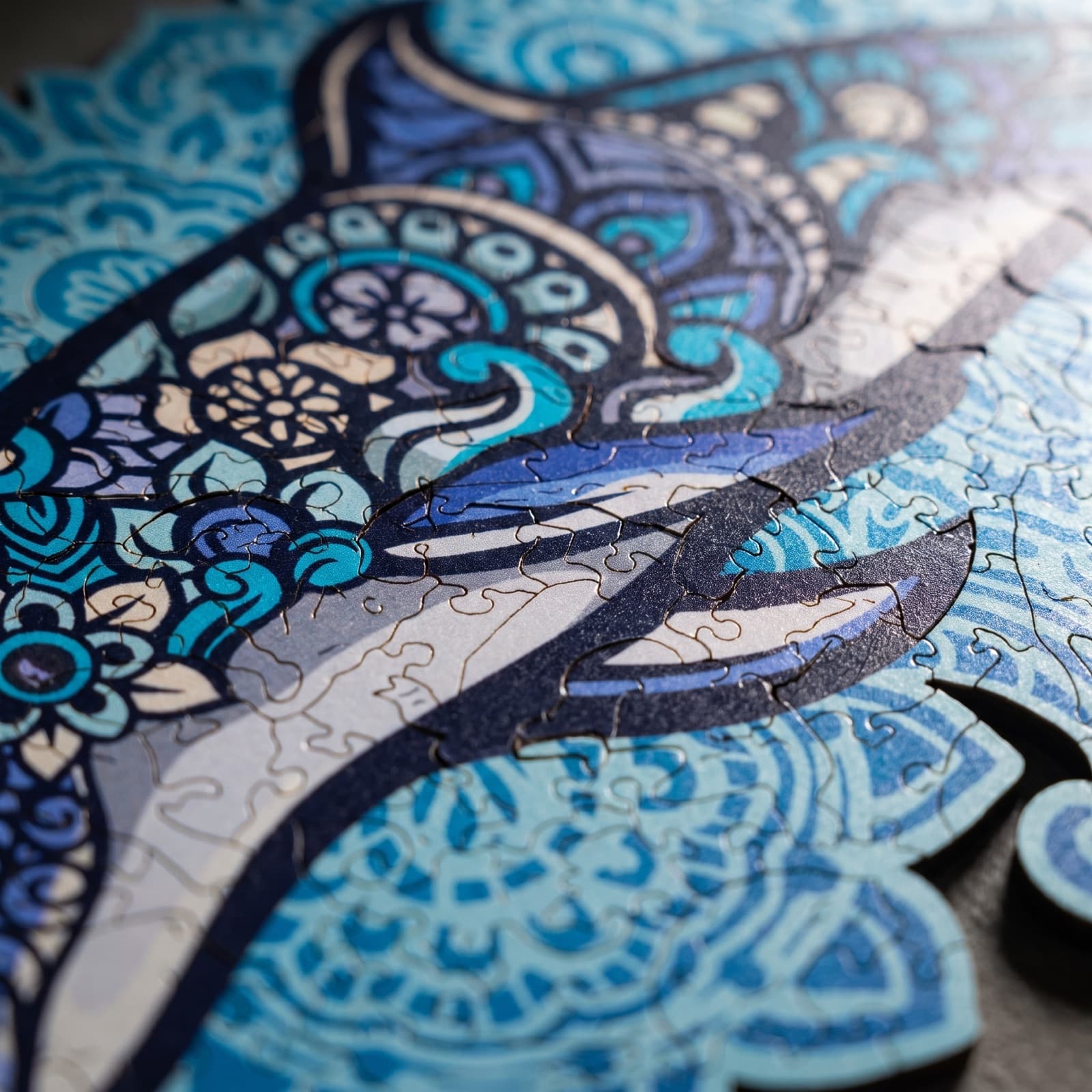 Détail de la découpe laser du puzzle en bois dauphin