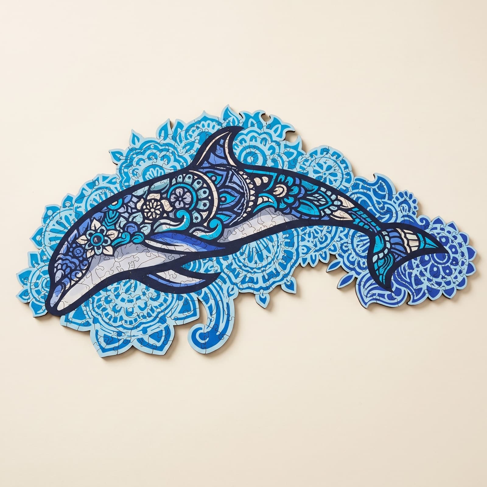 Puzzle en bois Dauphin Majestueux assemblé en studio, motifs mandala bleus