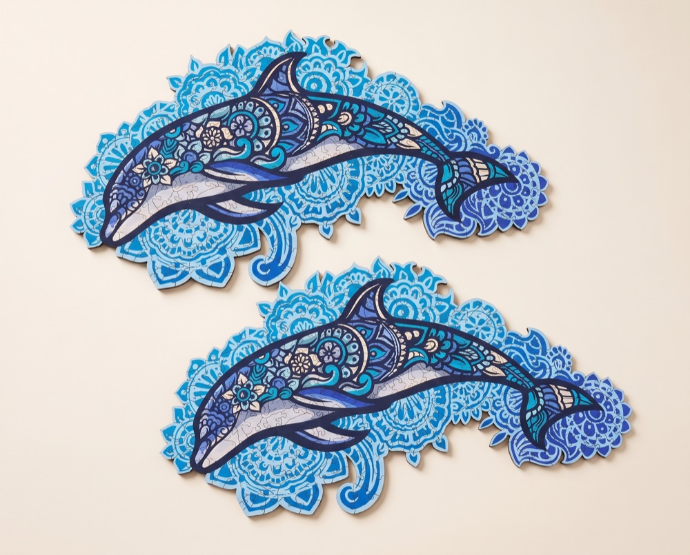 Deux puzzles en bois Dauphin Majestueux identiques, disposés côte à côte à plat