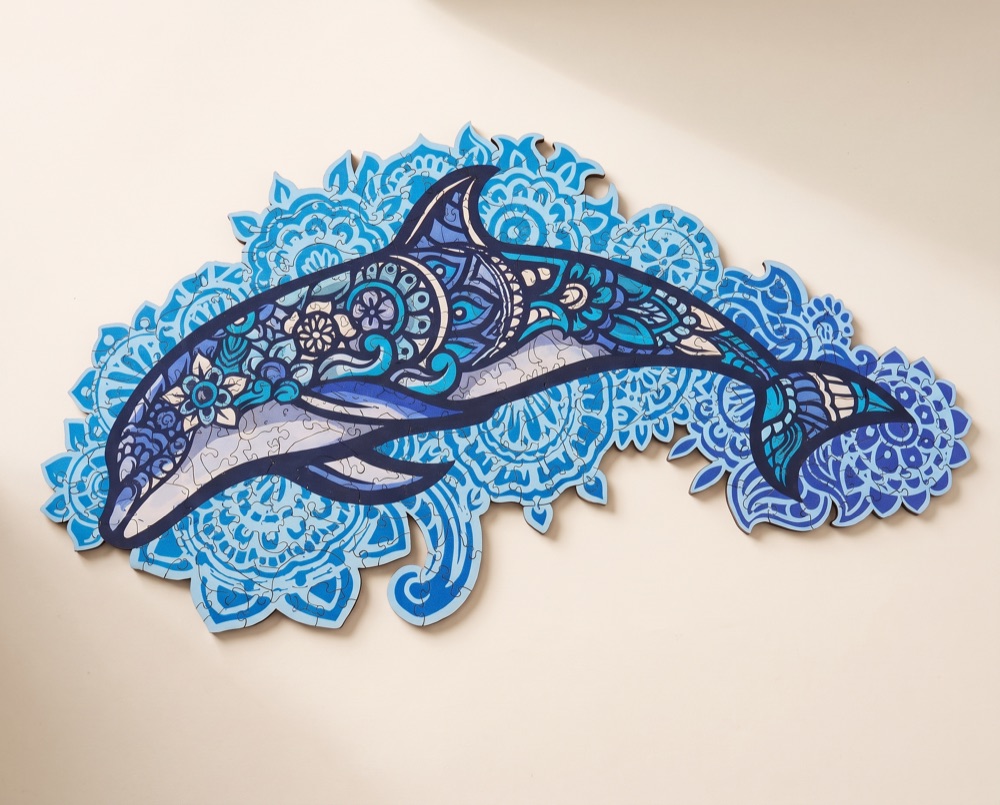 Un puzzle en bois Dauphin Majestueux, dauphin et mandalas bleus, photographié à plat