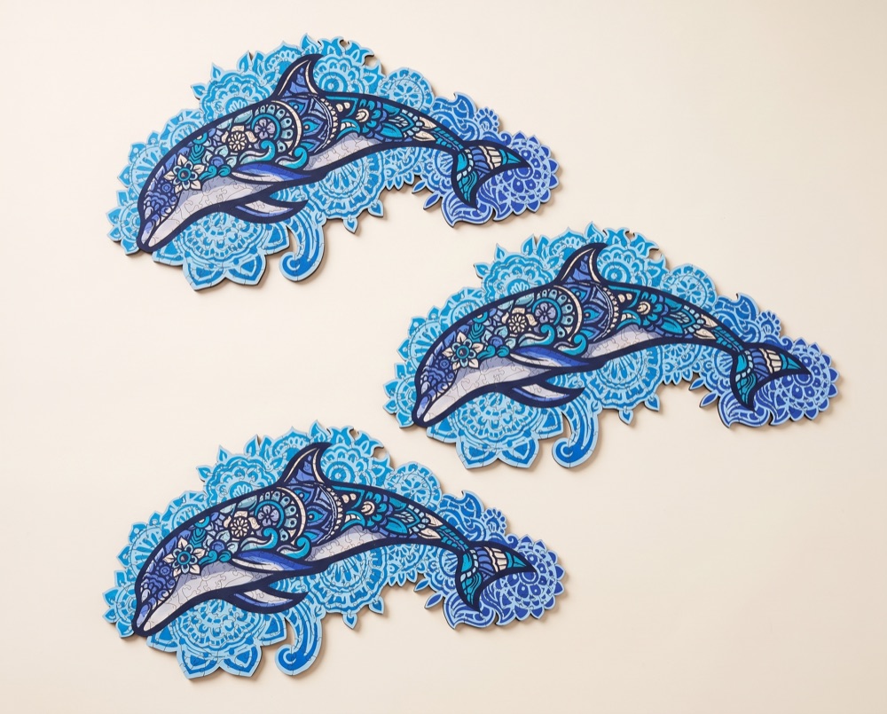 Trois puzzles en bois Dauphin Majestueux identiques, disposés en cascade à plat